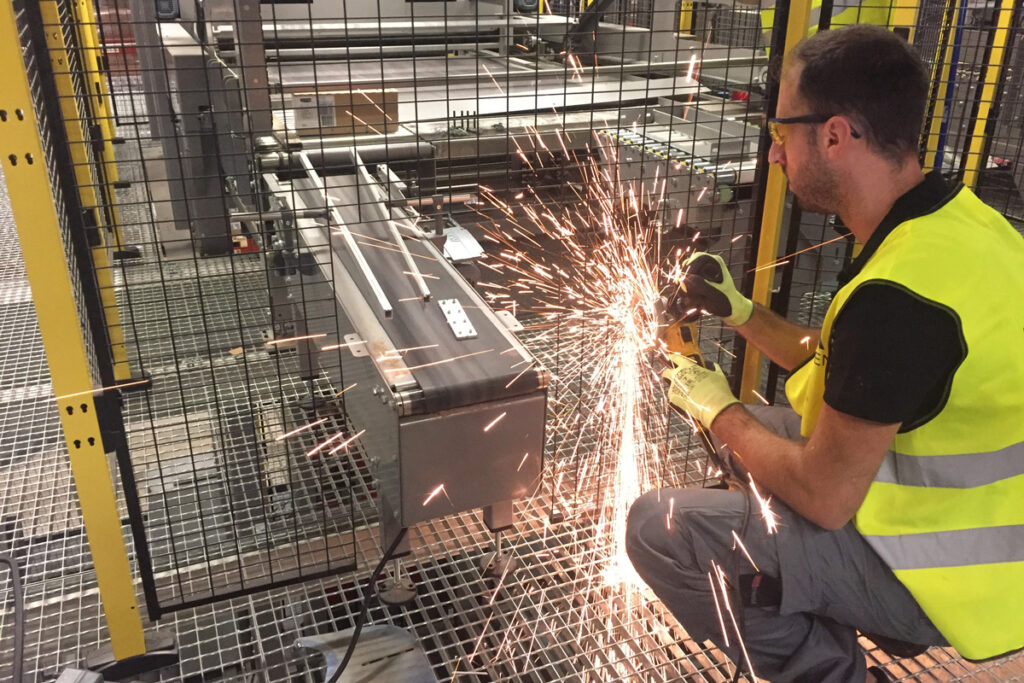 mantenimiento industrial - Trasladamos maquinaria industrial. Nos encargamos de desconectar, desmontar y trasladar hasta el montaje terminando con el conexionado y puesta en marcha en la nueva ubicación.​