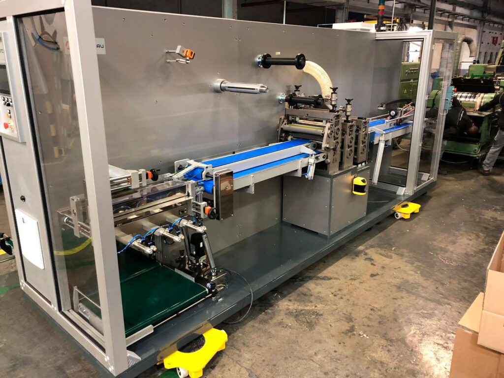 maquina cortadora - Cada proyecto en Montcau está personalizado según las necesidades del cliente. Su capacidad de aconsejar y ejecutar soluciones a los nuevos requerimientos del mercado, nos ha permitido trabajar en sectores de la industria como el farmacéutico, cosmético, papelero, metalúrgico y adhesivado.​